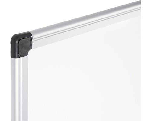 Detail rohu tabule s hliníkovým rámom a plastovým rohom