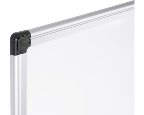 Detail rohu tabule s hliníkovým rámom a plastovým rohom