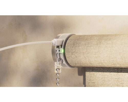 Detailný pohľad na roletu s ovládacou šnúrou a nabíjacím káblom
