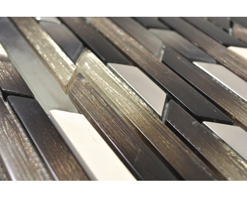 Detailný záber mozaikových dlaždíc zo skla a prírodného kameňa