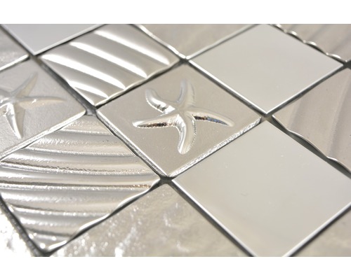 Detail strieborných mozaikových dlaždíc s rôznymi vzormi