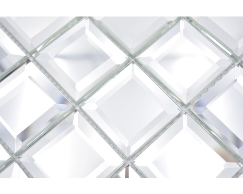 Detailný záber sklenených mozaikových dlaždíc v tvare kosoštvorca