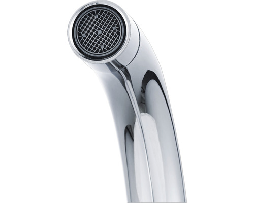 Detailný záber výtoku vodovodnej batérie s perlátorom