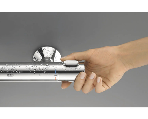 Logo Grohe na sprchovej batérii s rukou