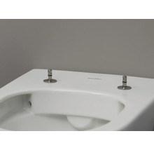 Detailný pohľad na bielu toaletu Duravit s upevňovacími skrutkami