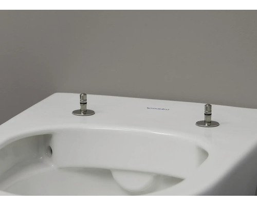 Detailný pohľad na bielu toaletu Duravit s upevňovacími skrutkami