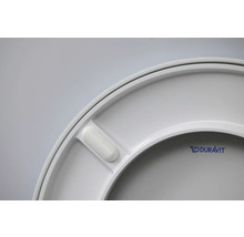 Detailný pohľad na WC sedadlo Duravit zo sanitárnej keramiky