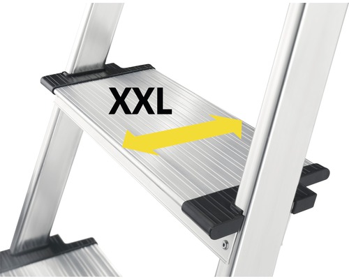 Detailný pohľad na nášľapnú plochu rebríka s nápisom XXL a šípkou zdôrazňujúcou šírku nášľapu.