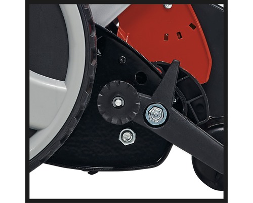 Detailný pohľad na kosačku na trávu s kolesom a mechanizmom