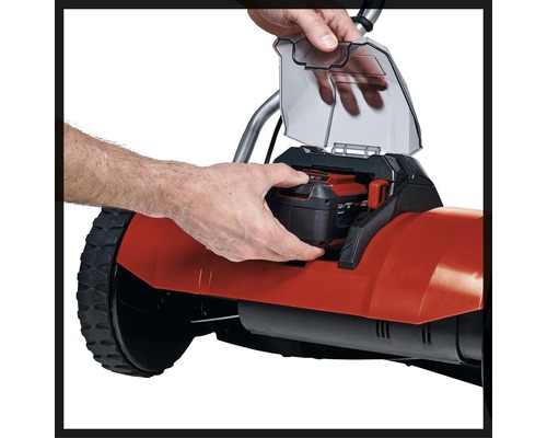 Vkladanie batérie do kosačky na trávu.