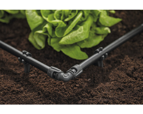 Rohový diel zavlažovacieho systému s kvapkovacou hadicou v záhradnom záhone