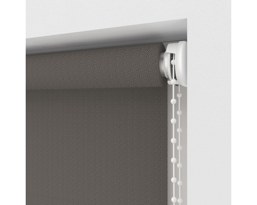 Sivá roleta s retiazkovým ovládaním na dekoráciu okien