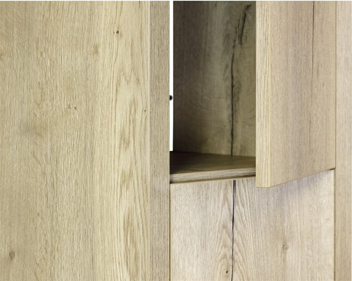 Detailný pohľad na drevenú skriňu s otvorenými dverami