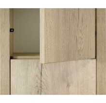 Detailný pohľad na nábytkovú skriňu s čiastočne otvorenými dvierkami