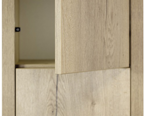 Detailný pohľad na nábytkovú skriňu s čiastočne otvorenými dvierkami