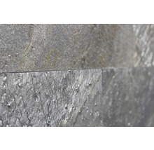 Detailný záber obkladov z prírodného kameňa na dekoráciu stien