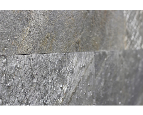 Detailný záber obkladov z prírodného kameňa na dekoráciu stien