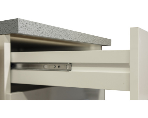 Detailný záber otvoreného zásuvkového prvku s výsuvnou lištou