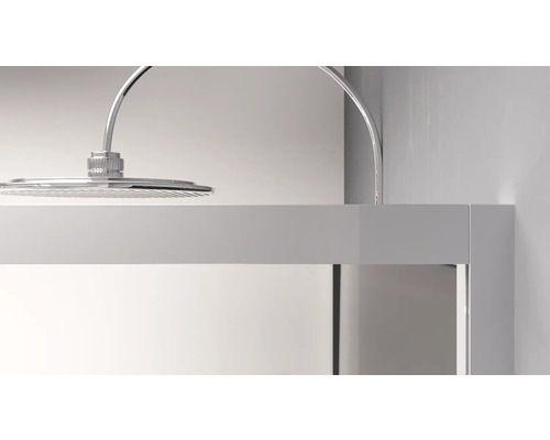 Fotografia sprchovej hlavice a sprchovej armatúry v kúpeľni.