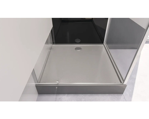 Sprchovací kút v úrovni podlahy so sprchovacou vaničkou a sprchovacou zástenou