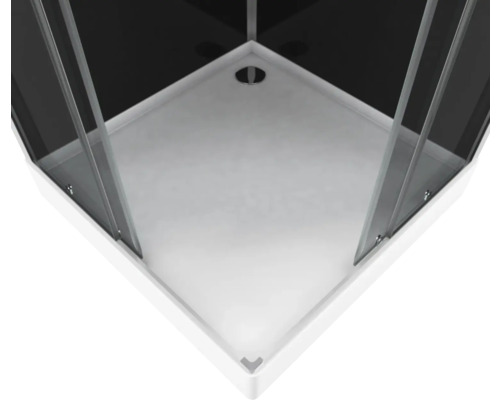 Detailný pohľad na sprchovací kút so sprchovacou vaničkou.