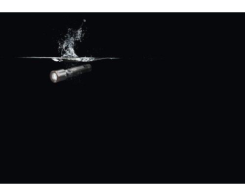 Vodotesná baterka padajúca do vody a striekajúca.