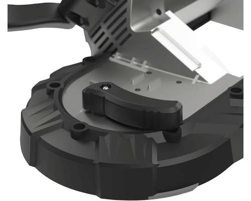 Detail pokosovej píly s čiernou rukoväťou na nastavenie uhla.