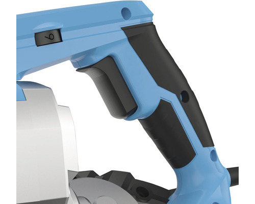 Detailný pohľad na pílu na kov s rukoväťou a regulátorom otáčok