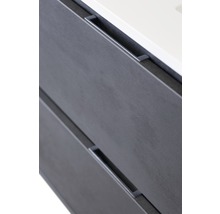Detail kúpeľňovej skrinky so zásuvkami a úchytkami
