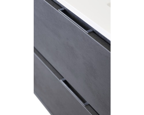 Detail kúpeľňovej skrinky so zásuvkami a úchytkami