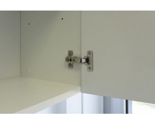 Vnútro kuchynskej skrinky s namontovaným nábytkovým pántom