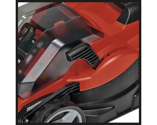 Detailný pohľad na kosačku na trávu s akumulátorom