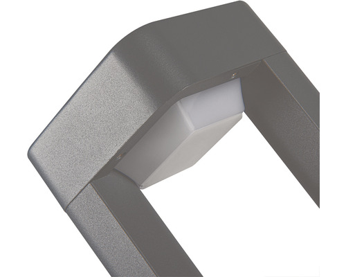 Detail šedého vonkajšieho svetla.