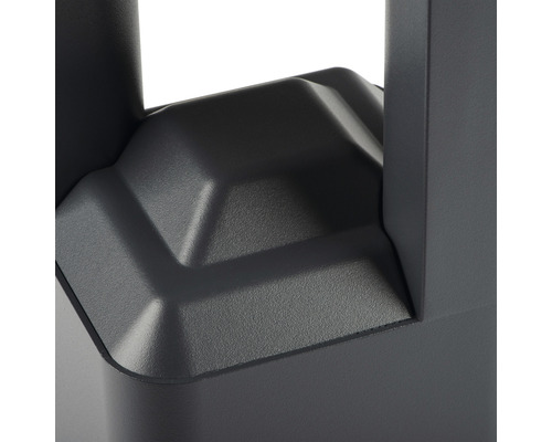 Detailný záber sivého záhradného svietidla z kovu