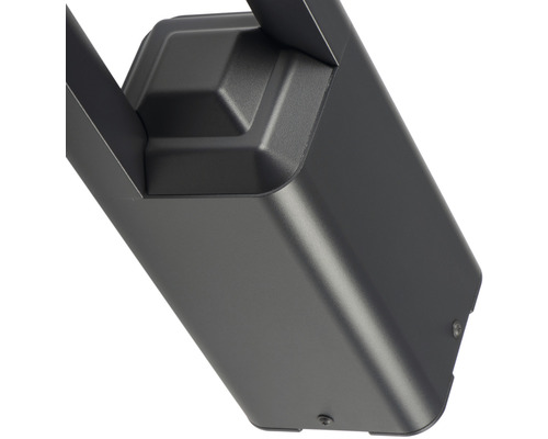 Detailný pohľad na sivé vonkajšie svietidlo.