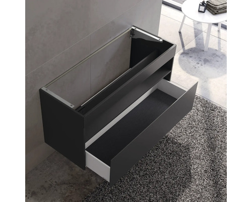 Závesná skrinka pod umývadlo so zásuvkou v kúpeľni