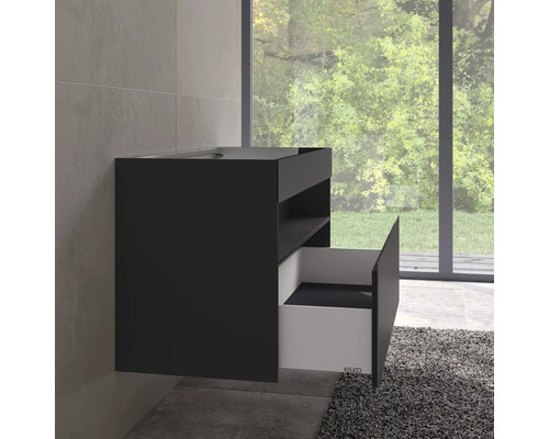 Čierna skrinka pod umývadlo s otvorenou zásuvkou v kúpeľni.