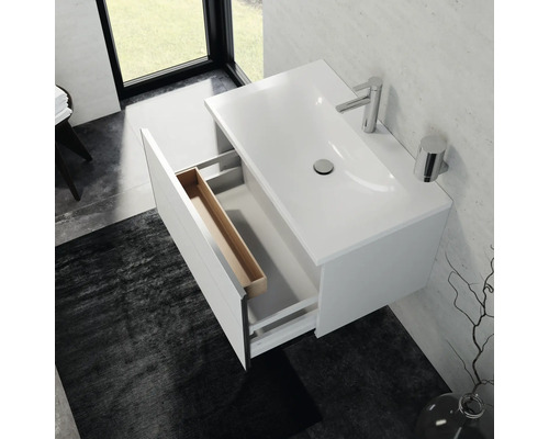 Biele umývadlo s otvorenou zásuvkou v kúpeľni