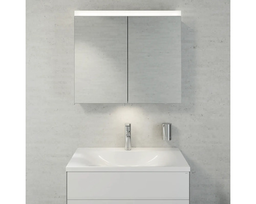 Moderná kúpeľňa s umývadlovou skrinkou, vodovodnou batériou, dávkovačom mydla a zrkadlovou skrinkou s osvetlením