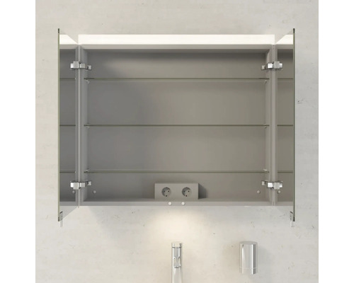 Otvorená zrkadlová skrinka so sklenenými policami a zásuvkou do kúpeľne