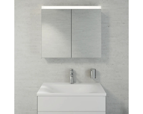 Kúpeľňa s umývadlom, zrkadlovou skrinkou a osvetlením