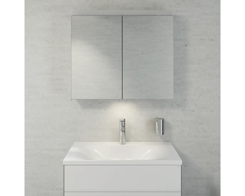 Kúpeľňa s umývadlovou skrinkou, batériou, dávkovačom mydla a zrkadlovou skrinkou