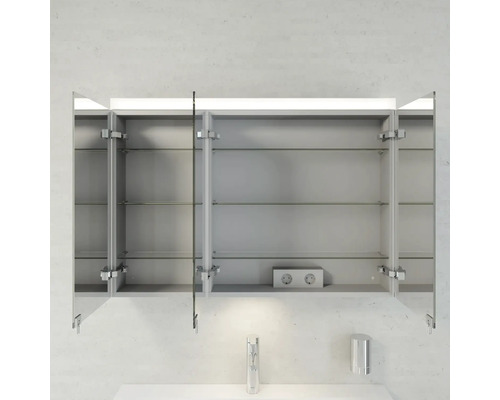 Otvorená zrkadlová skrinka so sklenenými policami a zásuvkou