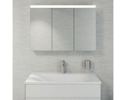 Kúpeľňa so zrkadlovou skrinkou, umývadlom a batériou