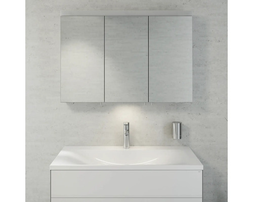 Kúpeľňa so zrkadlovou skrinkou, umývadlom a vodovodnou batériou