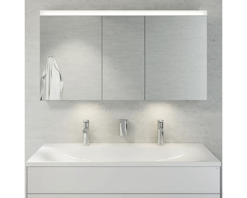 Kúpeľňa s umývadlom, vodovodnými batériami a zrkadlovou skrinkou