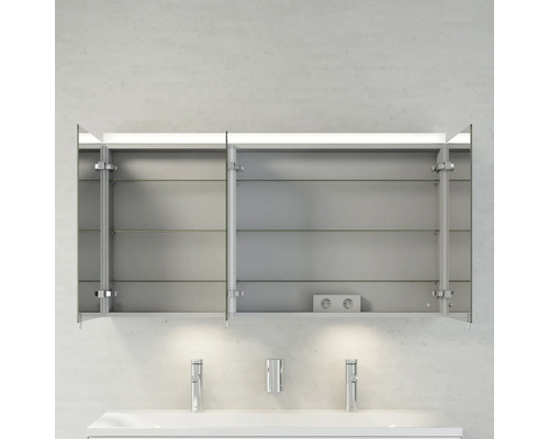 Otvorená zrkadlová skrinka so sklenenými policami a zásuvkou nad umývadlom