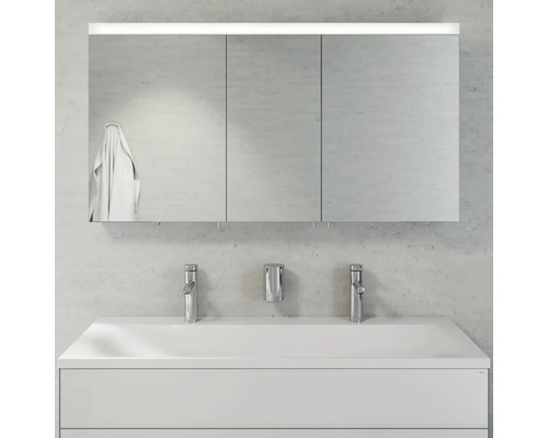 Moderná kúpeľňa so zrkadlovou skrinkou, umývadlom a batériami