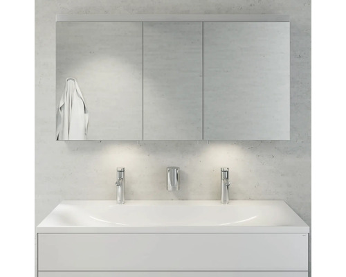 Kúpeľňa so zrkadlovou skrinkou, umývadlom a vodovodnými batériami