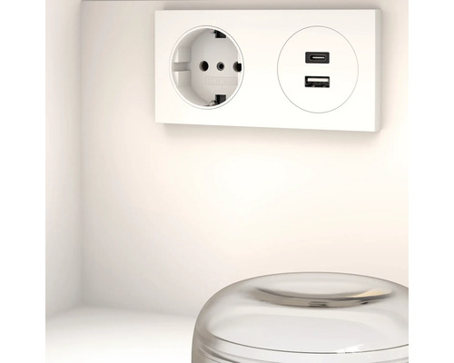 Zásuvka s USB portami v stene